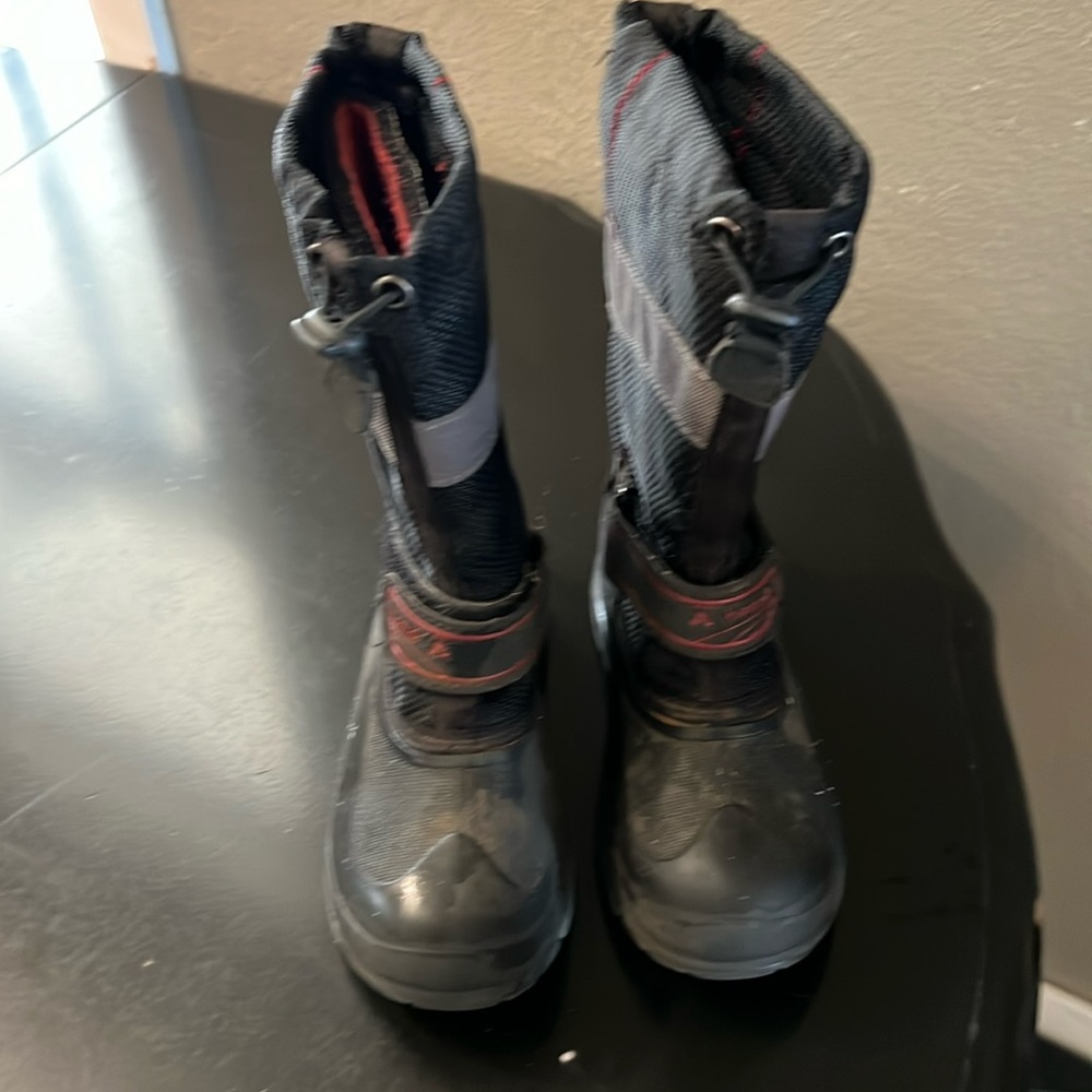 Boys size 1 snow boots